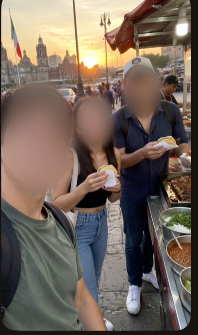 Cuatro personas en un puesto de comida en la calle, todas con la cara difuminada
