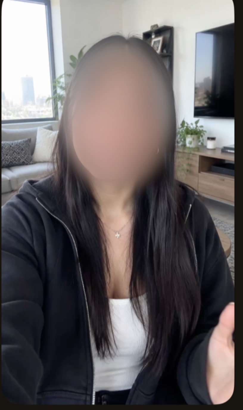 Una persona grabando en su sala con la cara difuminada por BlurBip